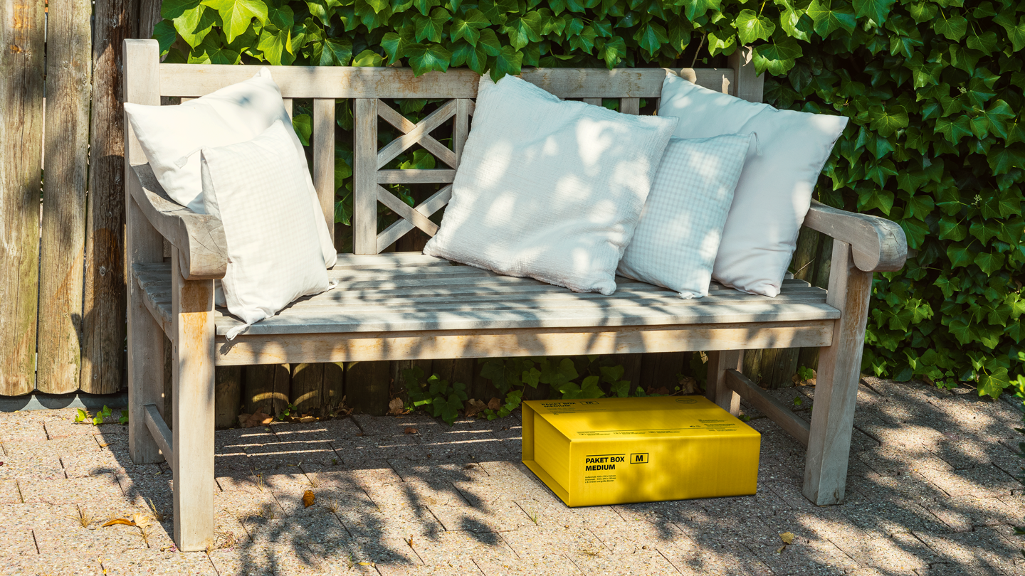 Paket unter der Bank